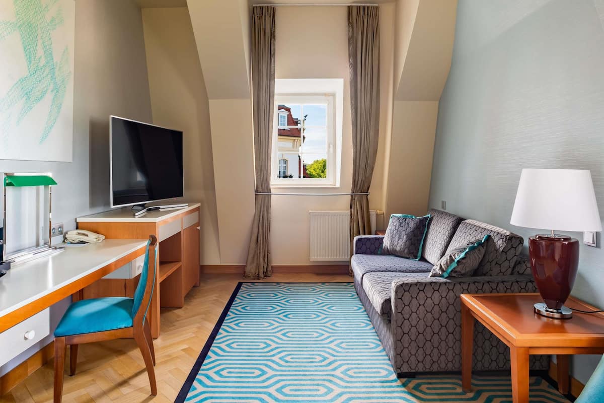 Suite, 1 queensize-seng | Sengetøy av topp kvalitet, minibar, safe på rommet og skrivebord