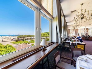 Breakfast, lunch, dinner served; beach views 