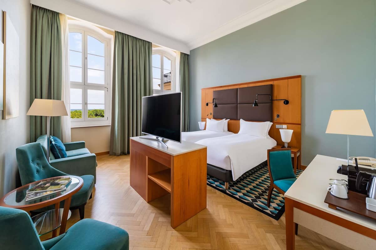 Suite – junior, 2 enkeltsenger | Sengetøy av topp kvalitet, minibar, safe på rommet og skrivebord