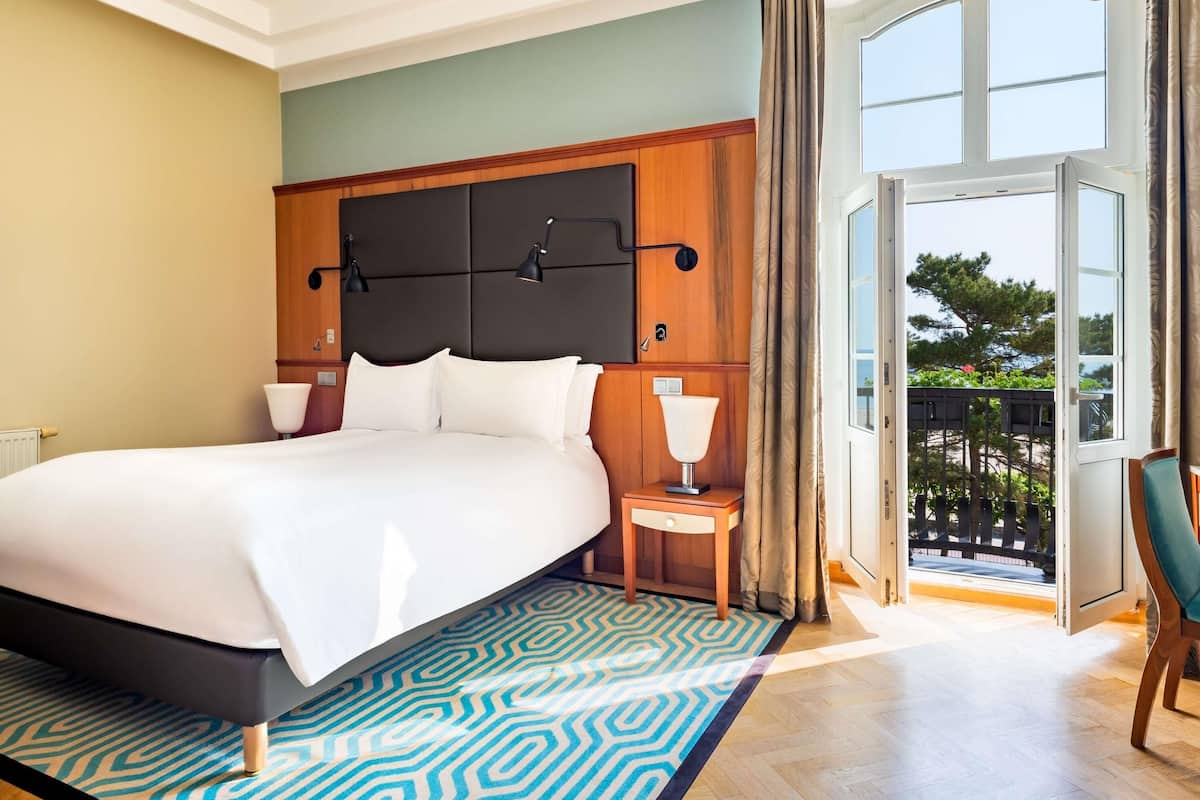 Luksusrom, 1 queensize-seng, balkong | Sengetøy av topp kvalitet, minibar, safe på rommet og skrivebord