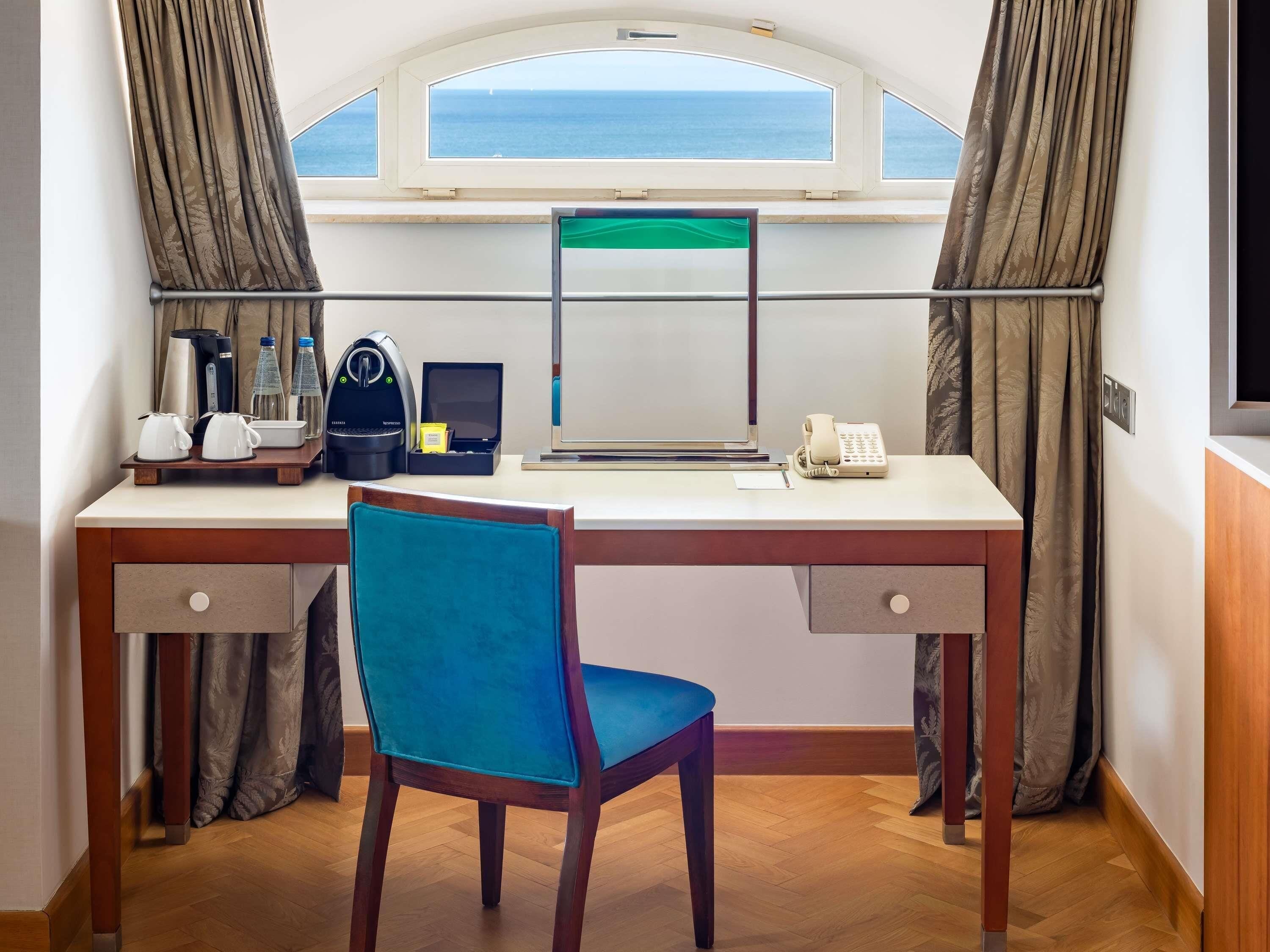 Rom, 1 dobbeltseng | Sengetøy av topp kvalitet, minibar, safe på rommet og skrivebord