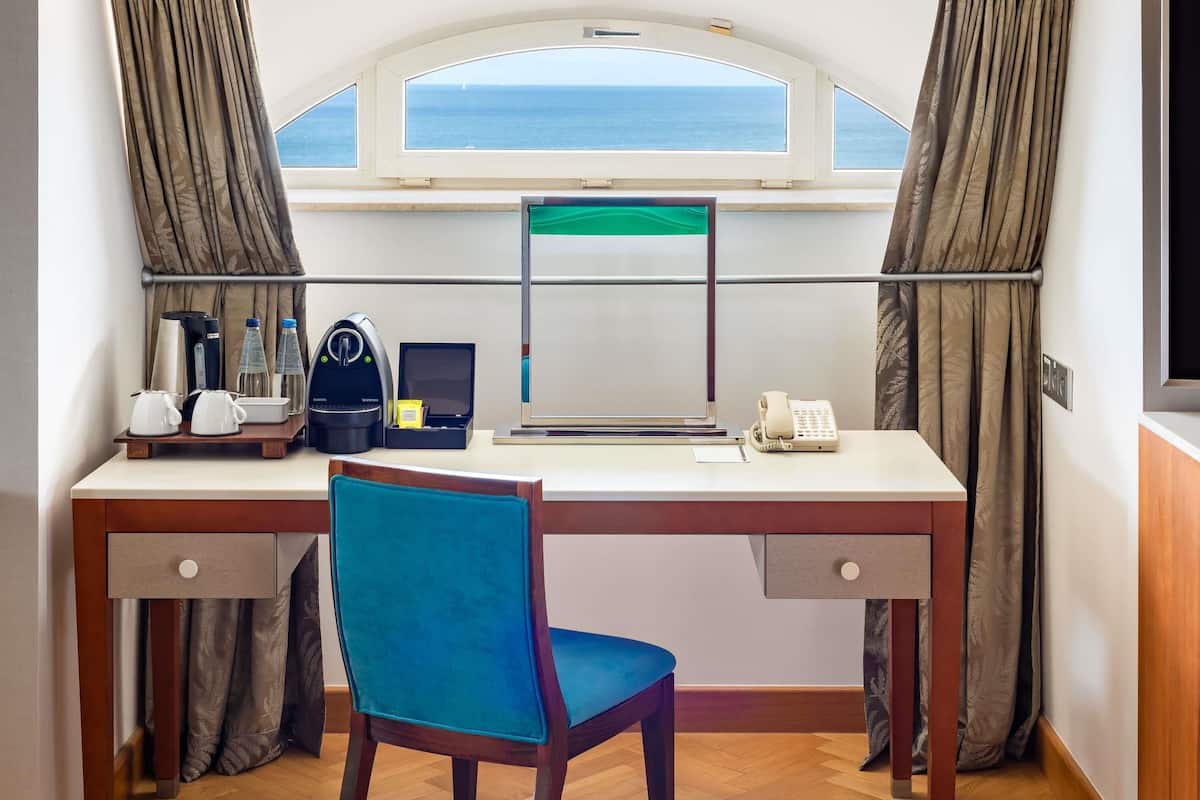 Rom, 1 dobbeltseng | Sengetøy av topp kvalitet, minibar, safe på rommet og skrivebord