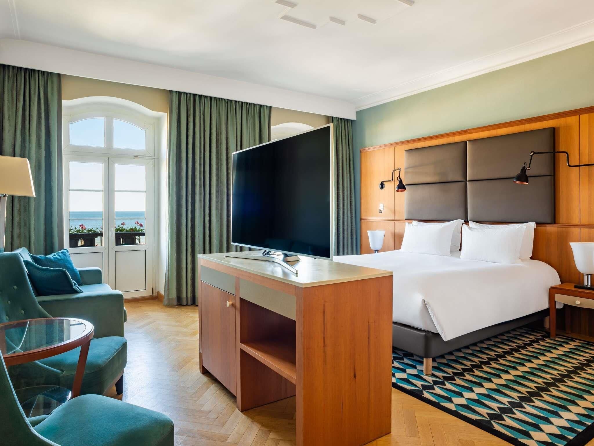 Suite Junior, 1 lit double, balcon, vue sur la mer | Literie de qualité, minibar, coffre-fort, bureau