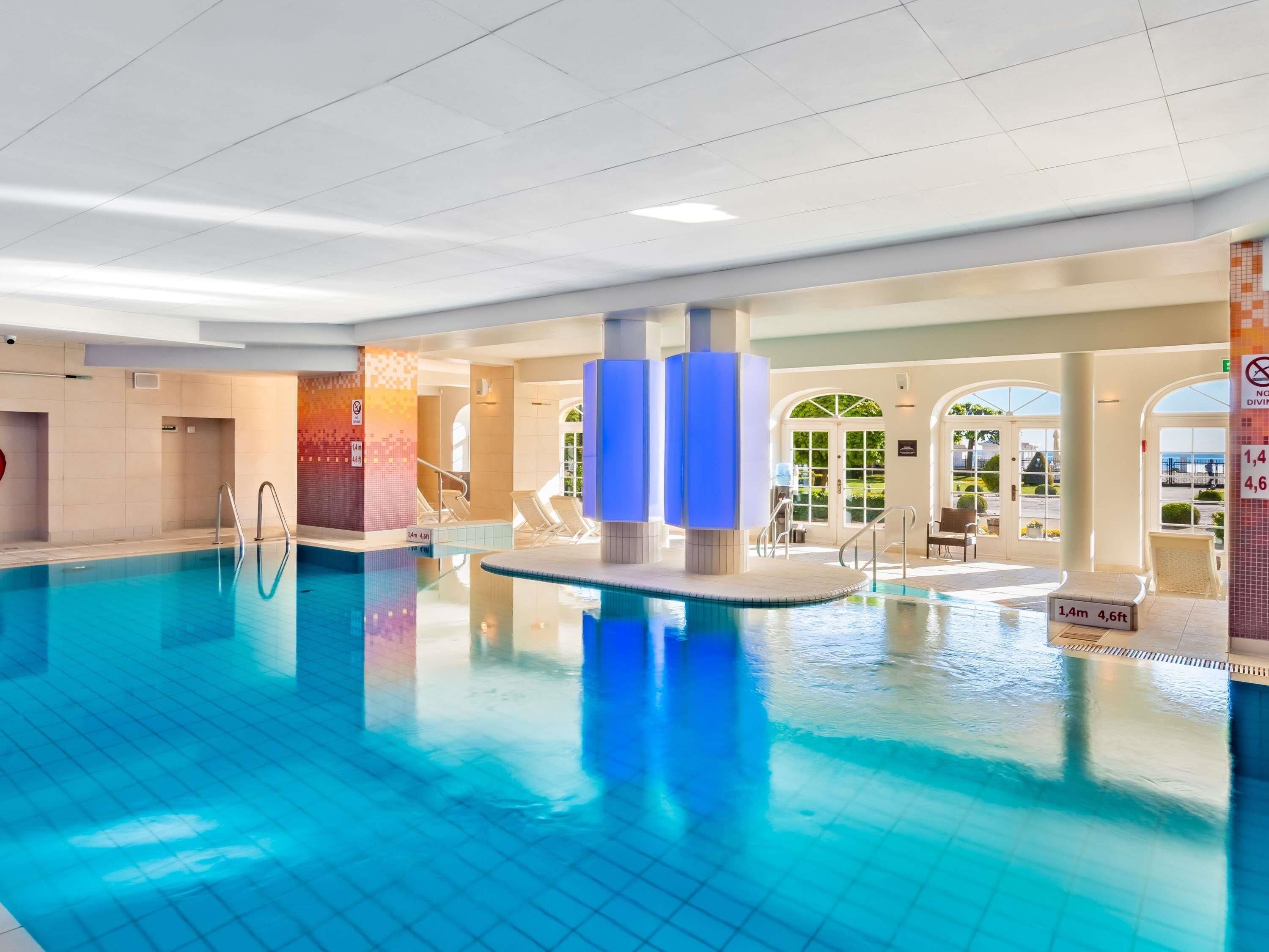 Indendørs pool, åben fra kl. 08.00 til kl. 21.00, liggestole