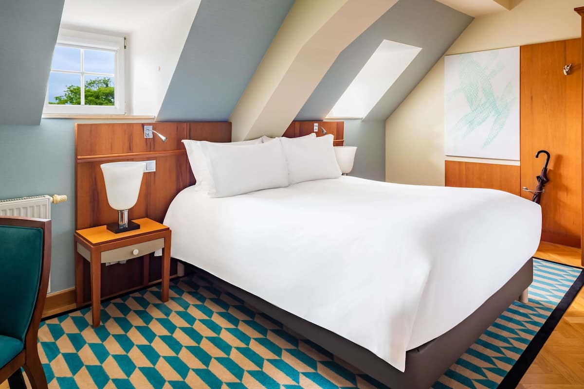 Rom – classic, 1 queensize-seng | Sengetøy av topp kvalitet, minibar, safe på rommet og skrivebord