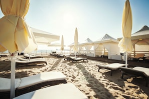 On the beach, sun-loungers, beach towels - Sofitel Grand Sopot (Sopot)