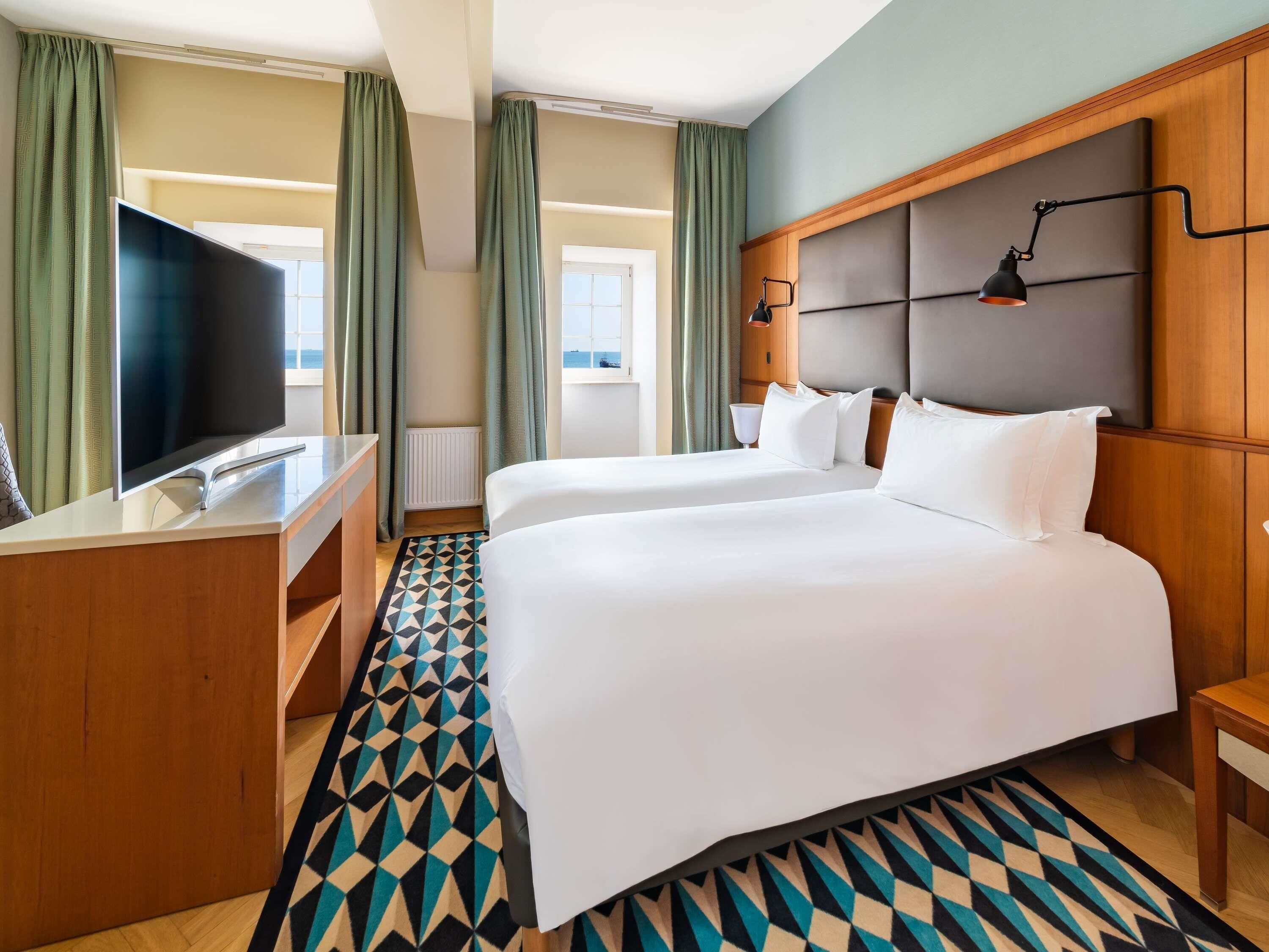 Luksusrom, 2 enkeltsenger, sjøutsikt | Sengetøy av topp kvalitet, minibar, safe på rommet og skrivebord