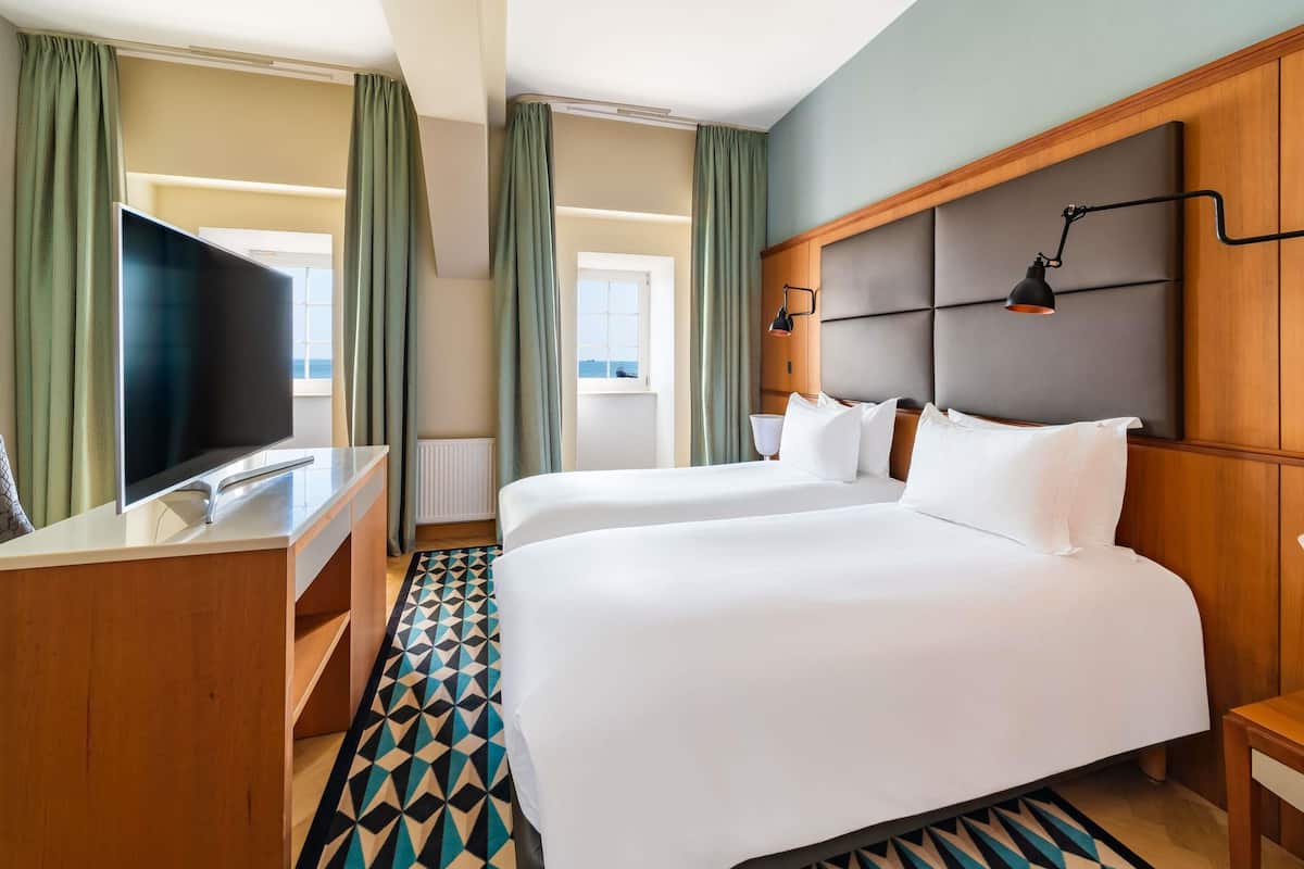 Luksusrom, 2 enkeltsenger, sjøutsikt | Sengetøy av topp kvalitet, minibar, safe på rommet og skrivebord