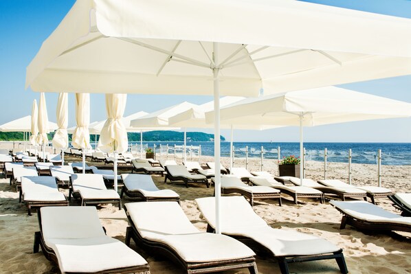 Sulla spiaggia, lettini da mare, teli da spiaggia