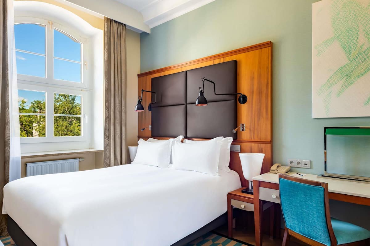 Rom – classic, 1 dobbeltseng, parkutsikt | Sengetøy av topp kvalitet, minibar, safe på rommet og skrivebord