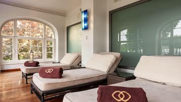 Sisäuima-allas avoinna 8.00–21.00, aurinkotuoleja