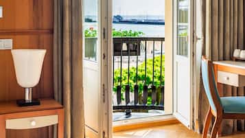 Junior Suite, 1 Double Bed, Balcony, Sea Side | Premium bedding, minibar, in-room safe, desk