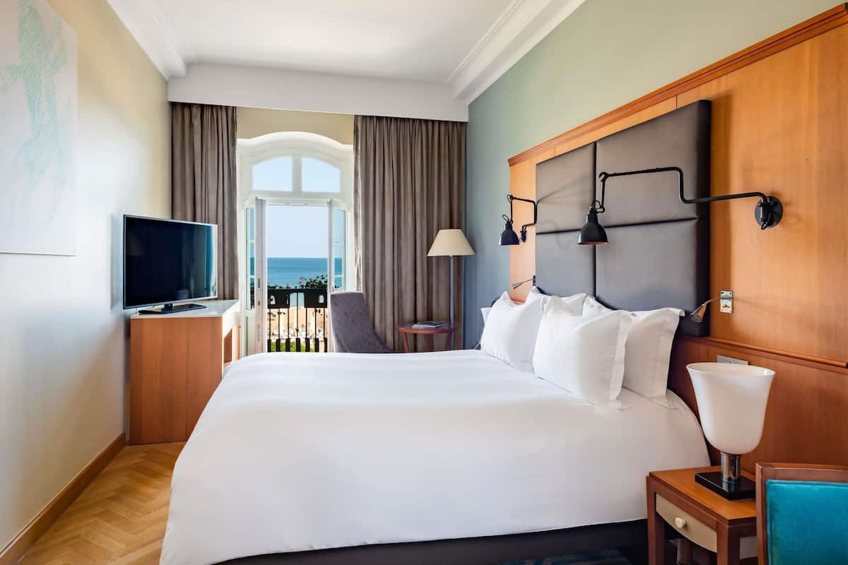 Rom – superior, 1 dobbeltseng, balkong, sjøutsikt | Sengetøy av topp kvalitet, minibar, safe på rommet og skrivebord