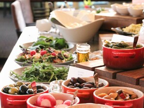 Daily buffet breakfast (PLN 110 per person)