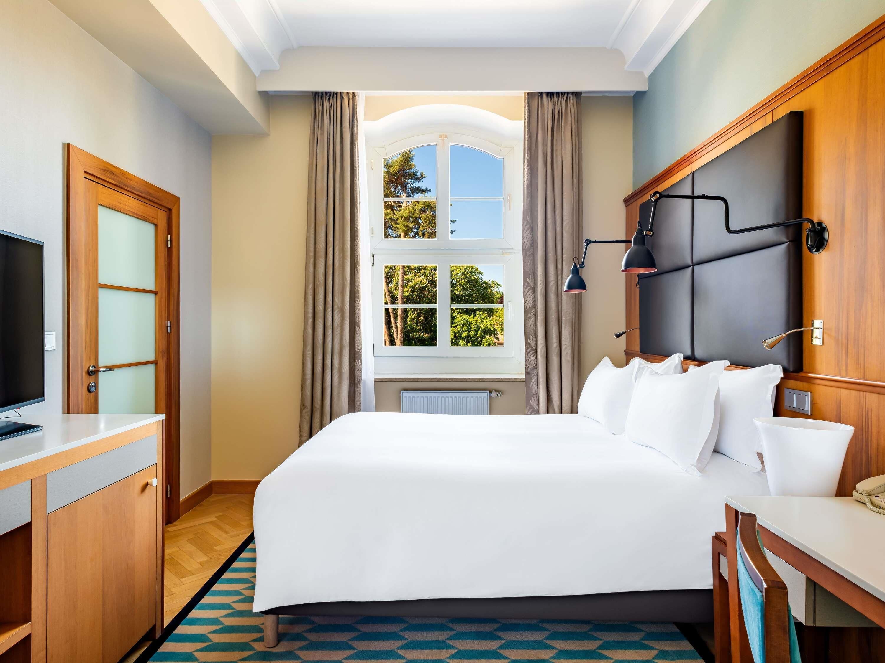 Classic Room, 1 Double Bed, Park Side | Premium bedding, minibar, in-room safe, desk