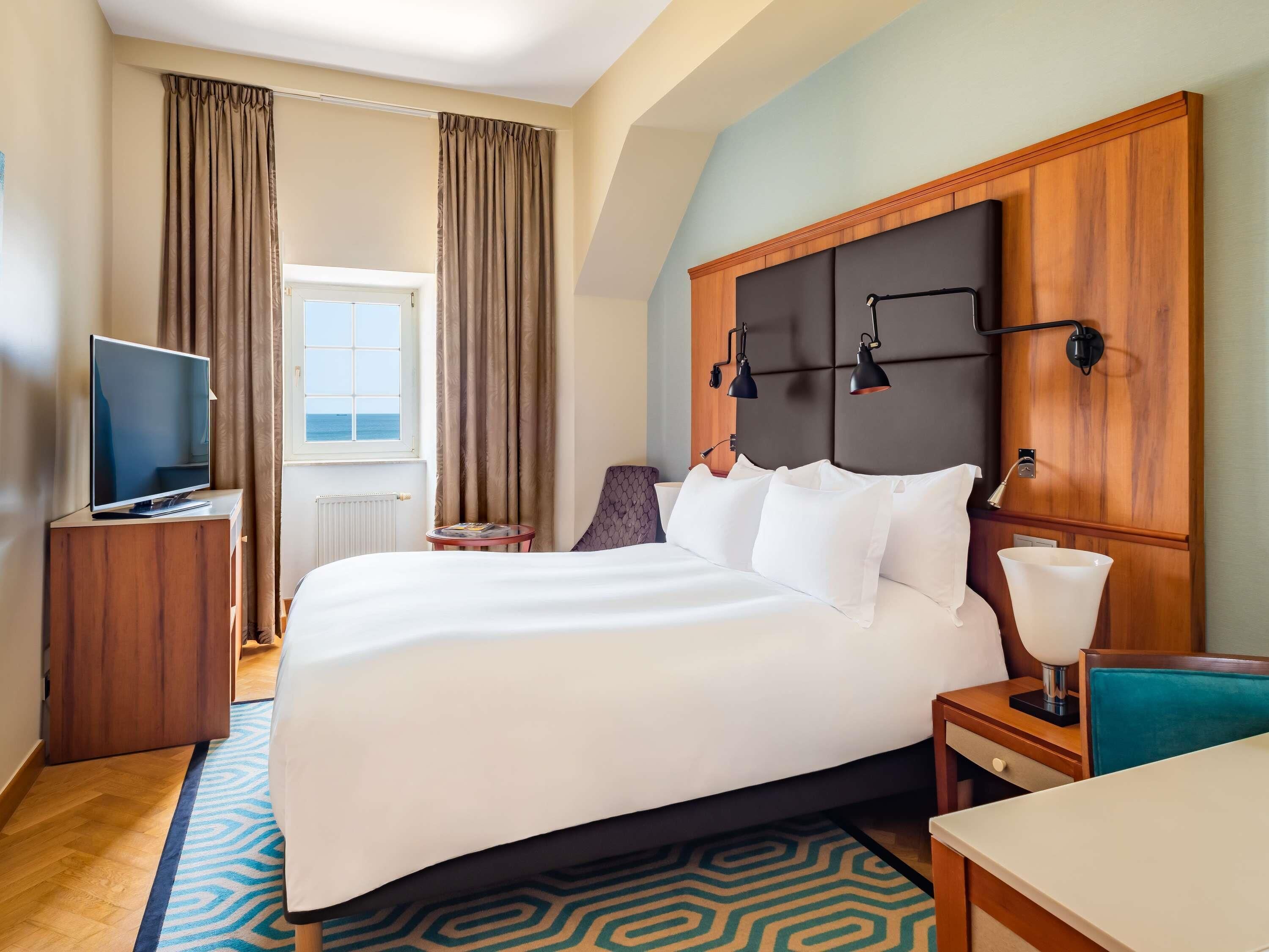 Rom – superior, 1 dobbeltseng, sjøutsikt | Sengetøy av topp kvalitet, minibar, safe på rommet og skrivebord