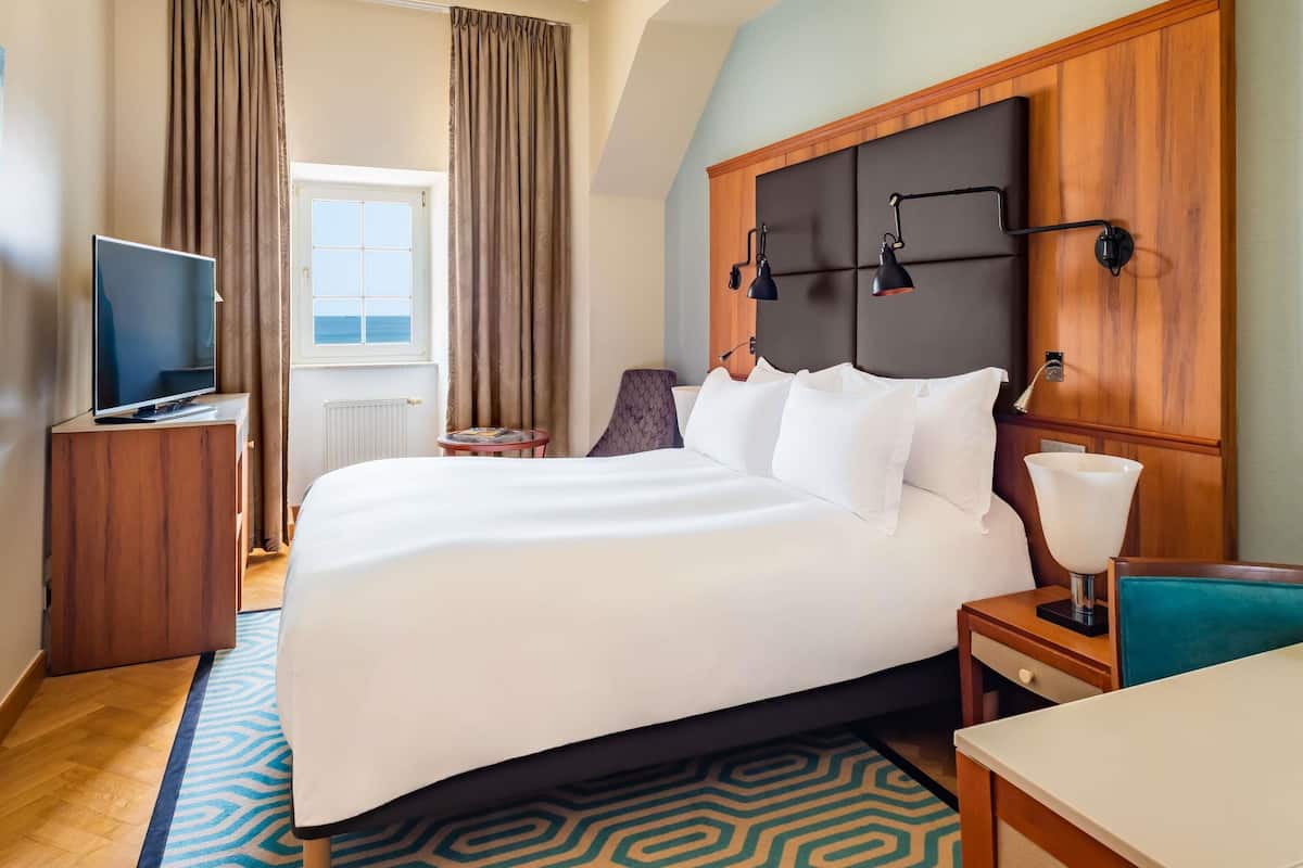 Rom – superior, 1 dobbeltseng, sjøutsikt | Sengetøy av topp kvalitet, minibar, safe på rommet og skrivebord