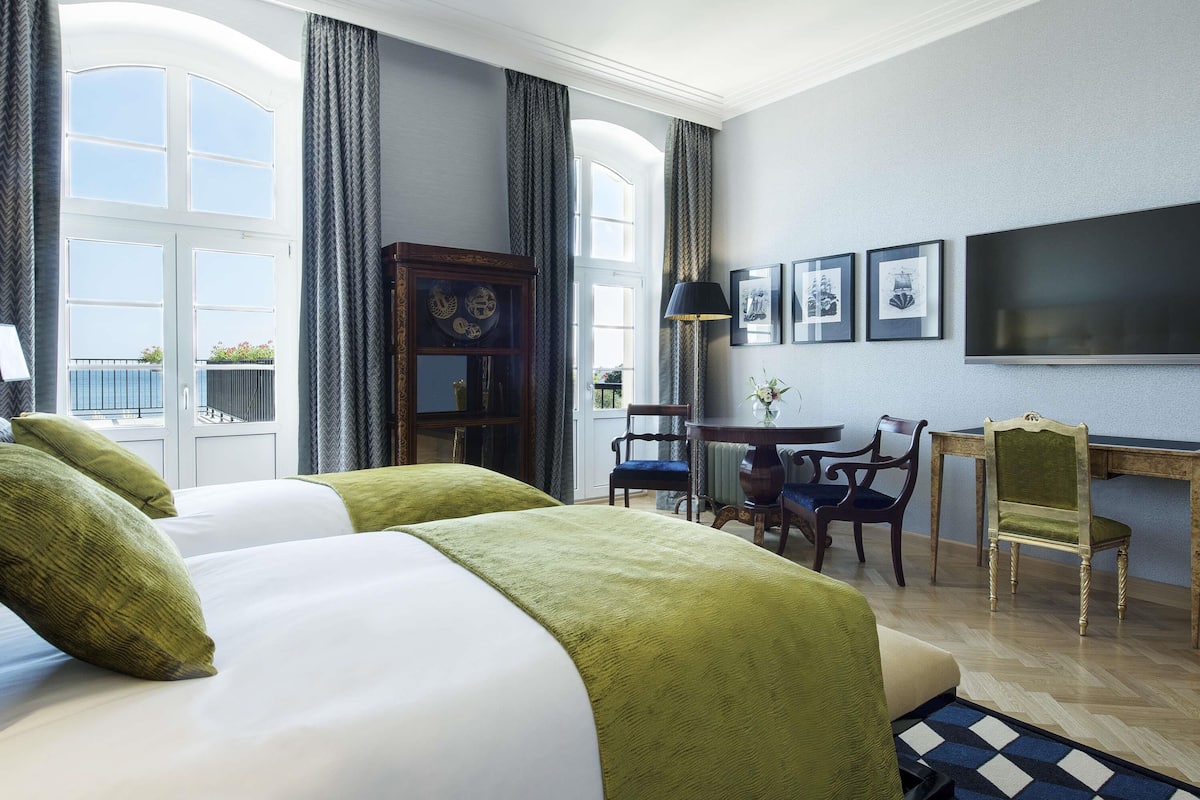 Sviitti, useita sänkyjä, terassi | Ylelliset vuodevaatteet, minibaari, tallelokero huoneessa, työpöytä