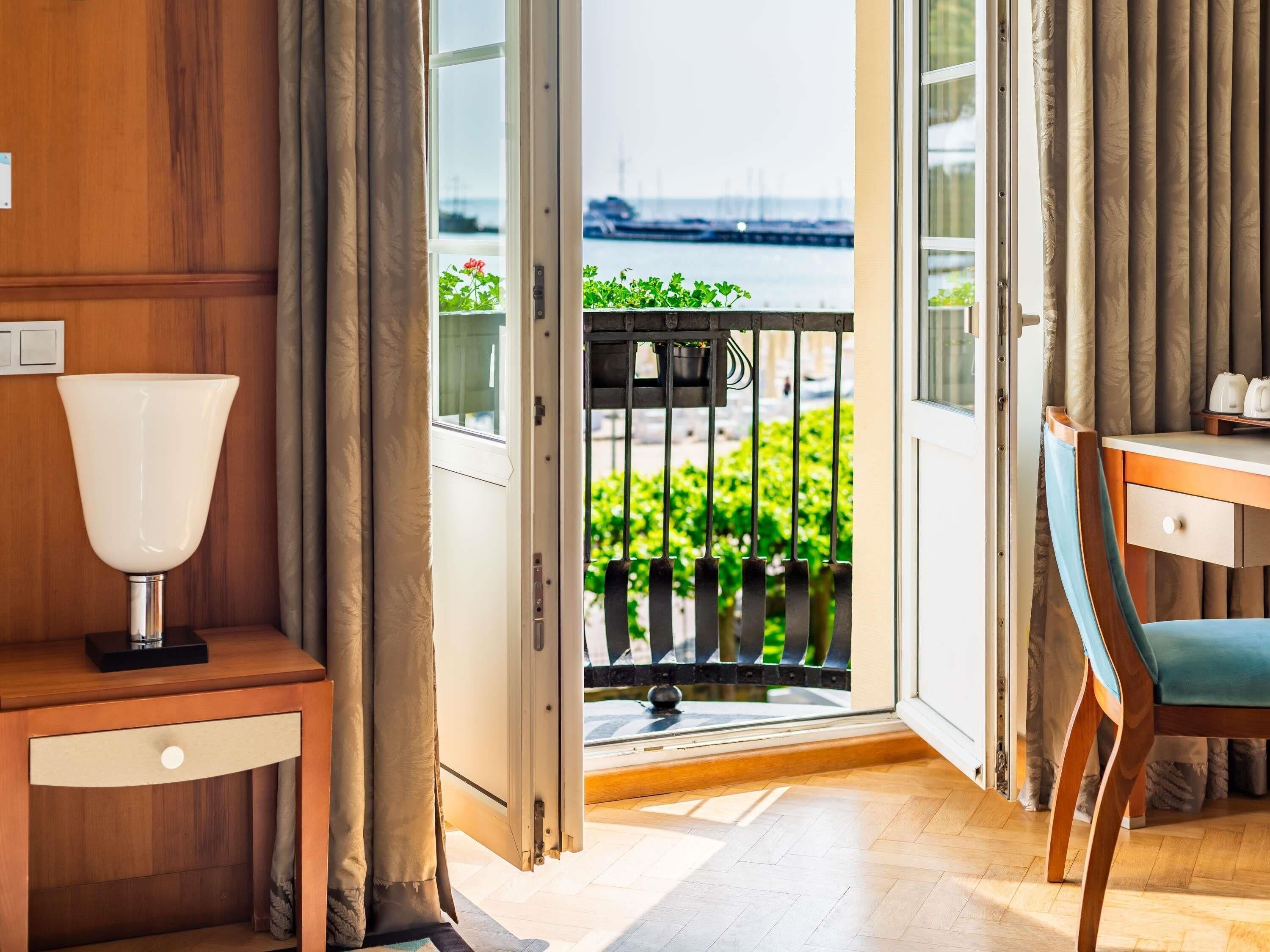 Junior-suite - 1 dobbeltseng - balkon - havudsigt | Premium-sengetøj, minibar, pengeskab på værelset, skrivebord