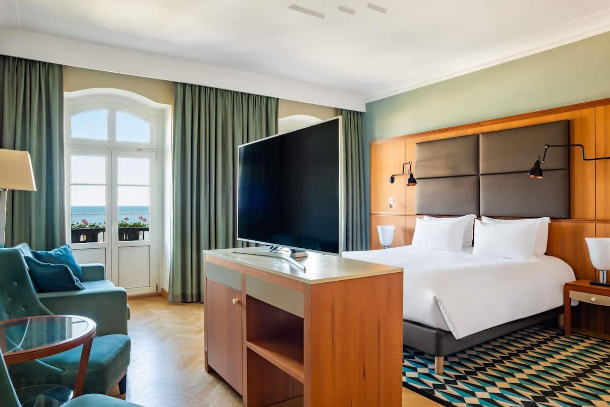 Suite – junior, 1 dobbeltseng, balkong, sjøutsikt | Sengetøy av topp kvalitet, minibar, safe på rommet og skrivebord