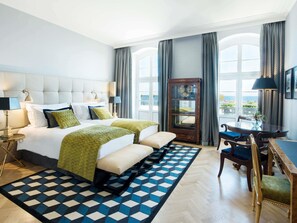 Phòng Suite Presidential, nhiều giường, hiên | Bộ đồ giường cao cấp, minibar, két bảo mật tại phòng, bàn