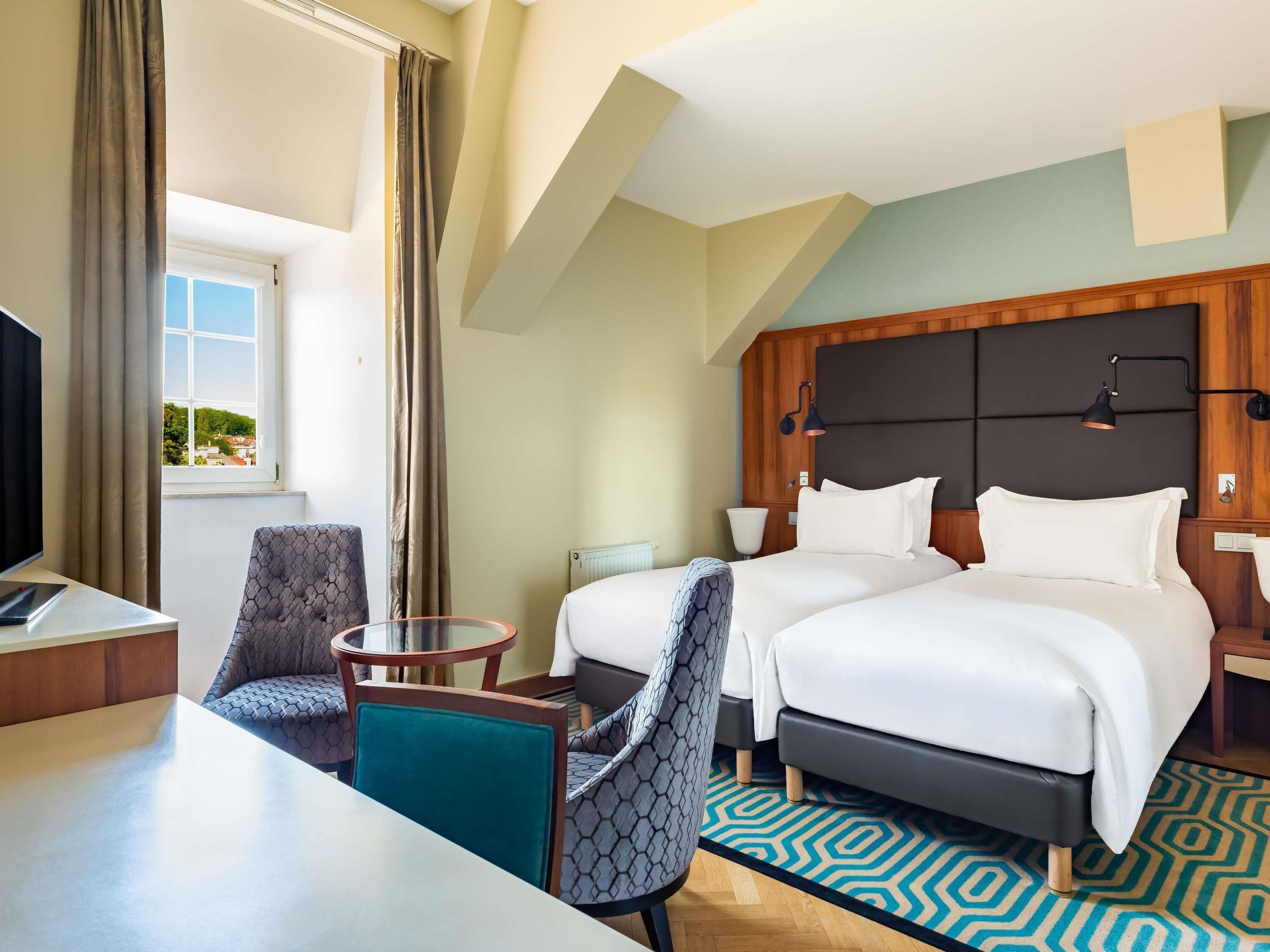 Luksusrom, 2 enkeltsenger, parkutsikt | Sengetøy av topp kvalitet, minibar, safe på rommet og skrivebord