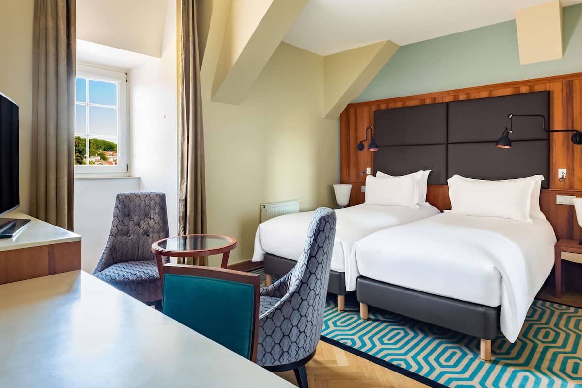 Luksusrom, 2 enkeltsenger, parkutsikt | Sengetøy av topp kvalitet, minibar, safe på rommet og skrivebord