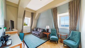 Suite, 1 Queen Bed | Premium bedding, minibar, in-room safe, desk