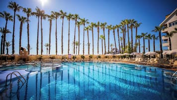 Outdoor pool, sun loungers