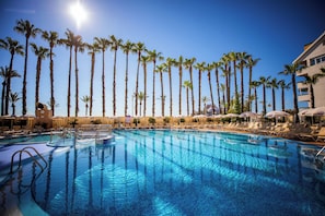 Piscine extérieure, chaises longues