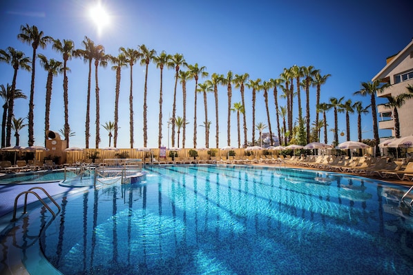 Outdoor pool, sun loungers