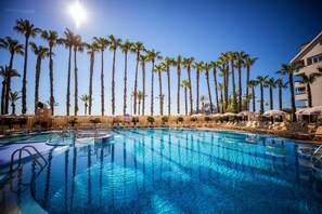 Outdoor pool, pool loungers - Servigroup Papa Luna (Peniscola)