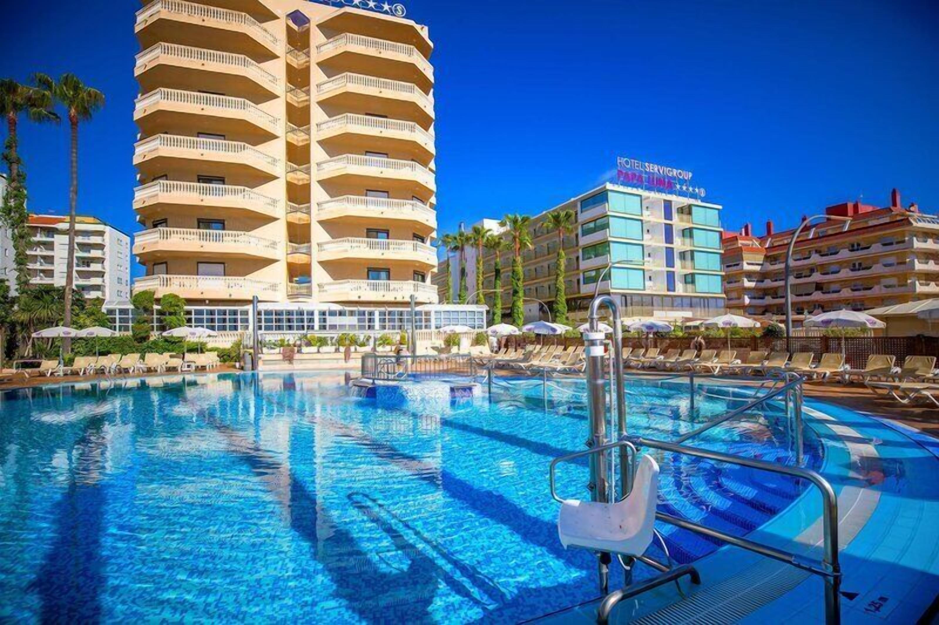Una piscina al aire libre, tumbonas