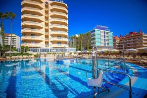 Outdoor pool, sun loungers - Servigroup Papa Luna (Peniscola)