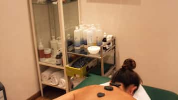 Sauna, turkkilainen sauna, vartalohoitoja, vartalon kuorintoja