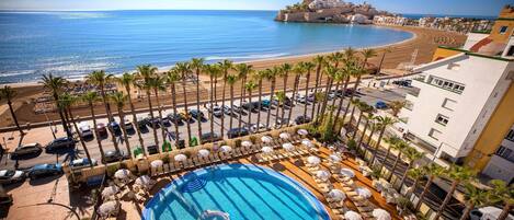 Outdoor pool, sun loungers