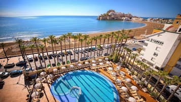 Outdoor pool, sun loungers