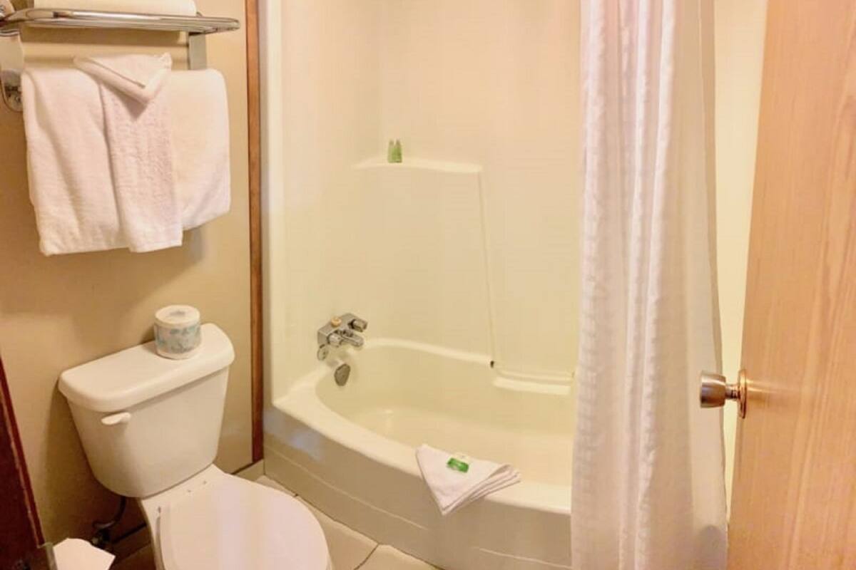 Ein Badezimmer mit Toilette, Dusche und Badewanne.
