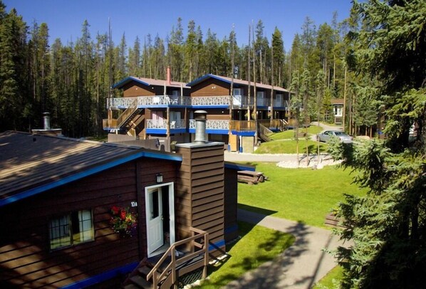 สนามรอบบริเวณ