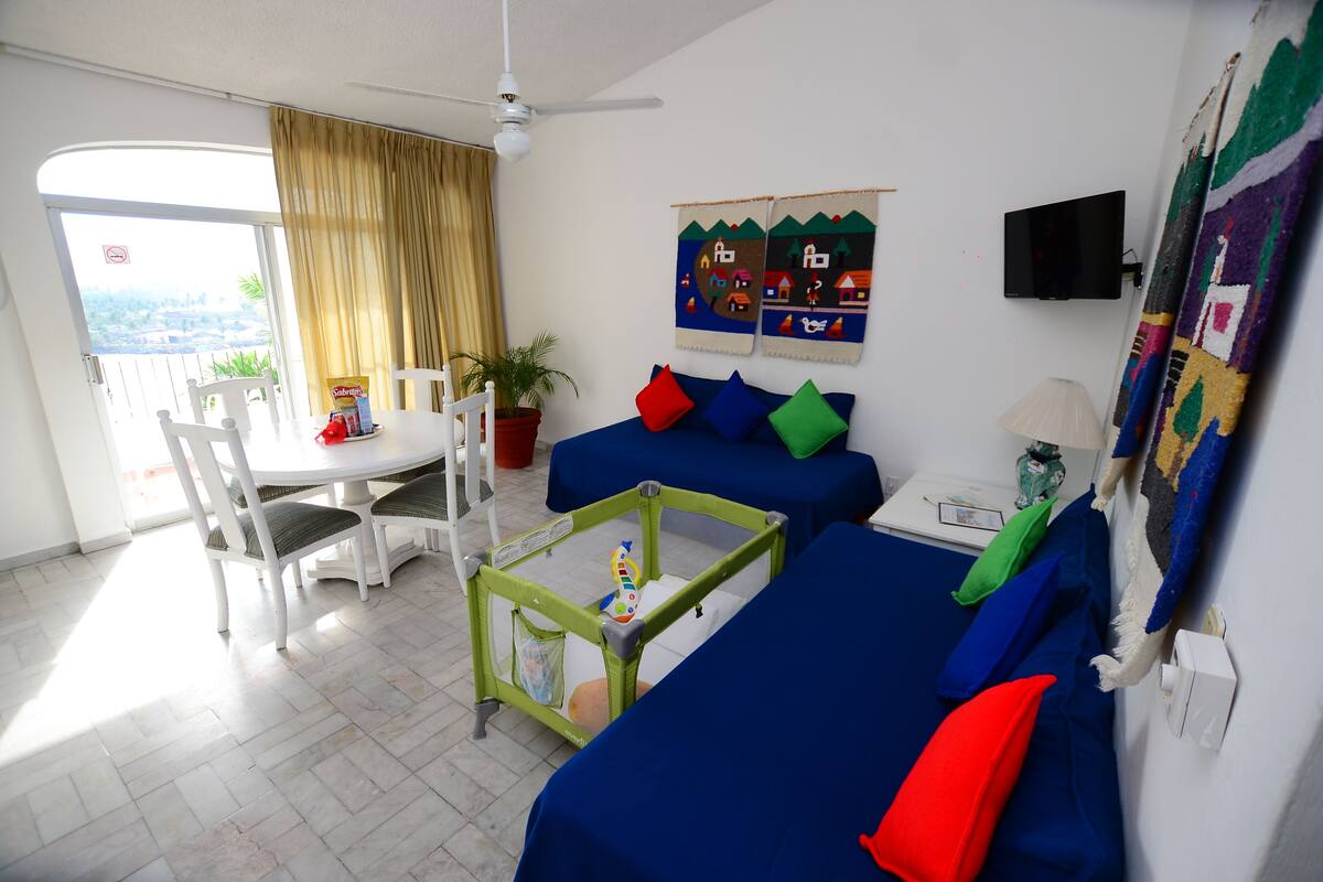 Jr. Suite Standard | Living area | 21-inch TV with cable channels