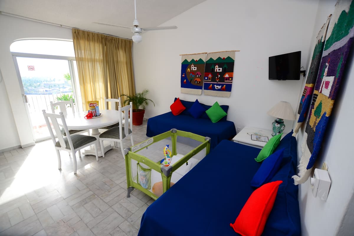 Jr. Suite Standard | Living area | 21-inch TV with cable channels