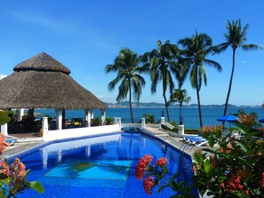 Outdoor pool - Dolphin Cove Inn (Manzanillo)