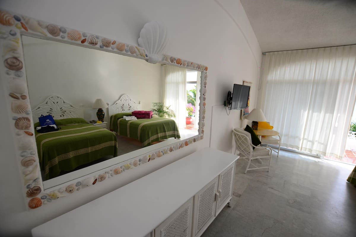 Ropa de cama de alta calidad y tabla de planchar con plancha