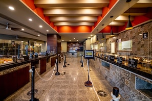 2 restaurants, breakfast served