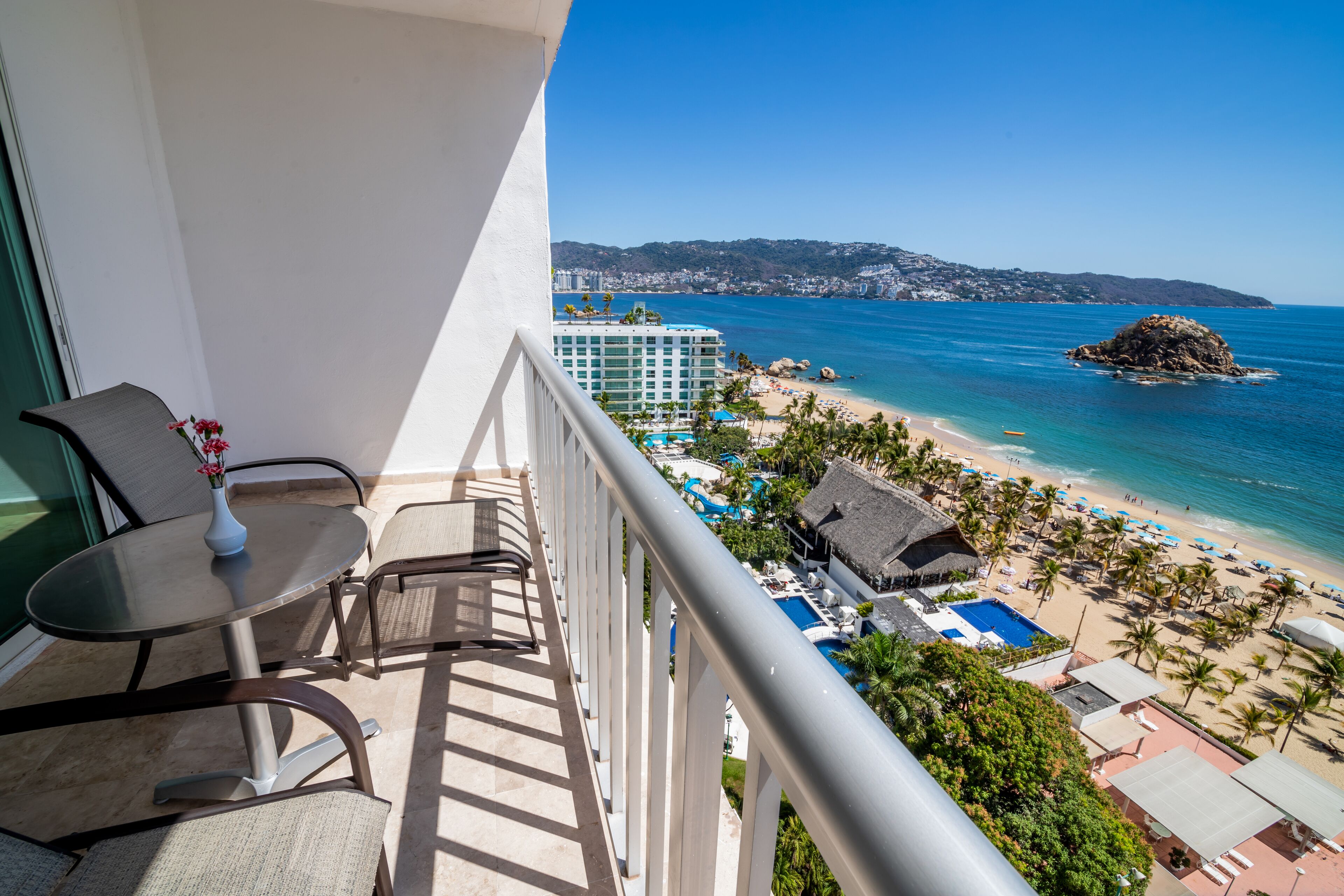 Caja de seguridad en la habitación, escritorio y cortinas blackout 