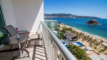 Caja de seguridad en la habitación, escritorio y cortinas blackout