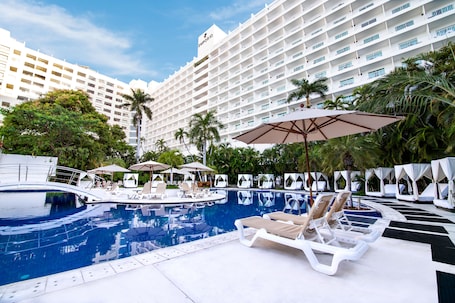 Fachada de la propiedad. Hotel Emporio Acapulco