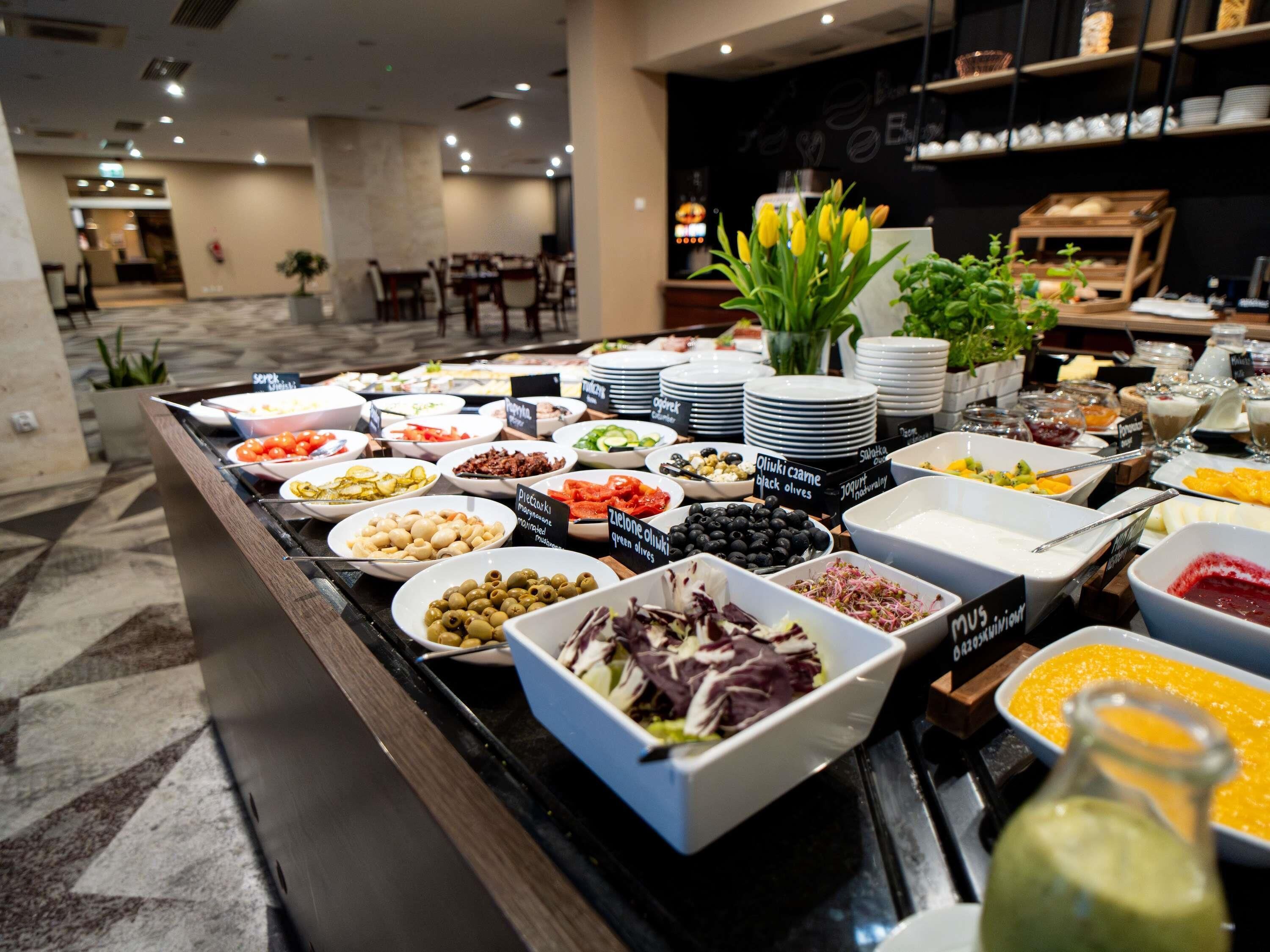 Desayuno buffet (PLN 55 por persona) 