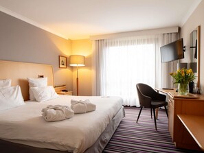 Bureau, rideaux d’obscurcissement, système d’insonorisation