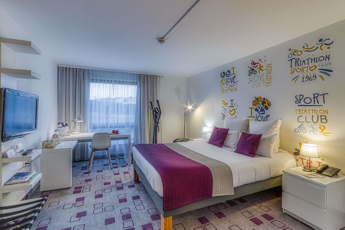 Habitación superior, 1 cama de matrimonio con sofá cama | Escritorio, cortinas opacas, sistema de insonorización y wifi gratis